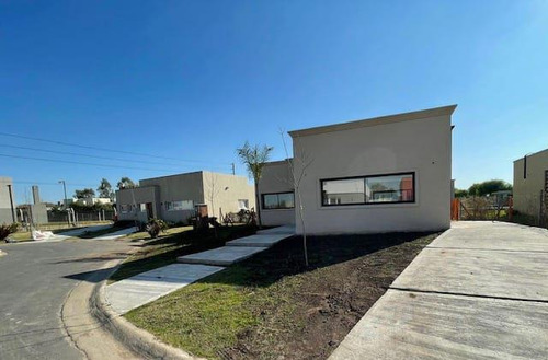 Imagen 3 de 21 de Casa De 4 Ambientes En Venta En San Ramiro, Pilar Del Este.