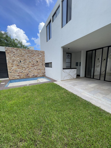Casa De 4 Recámaras Dentro De Privada Cerca De La Isla, En Cholul