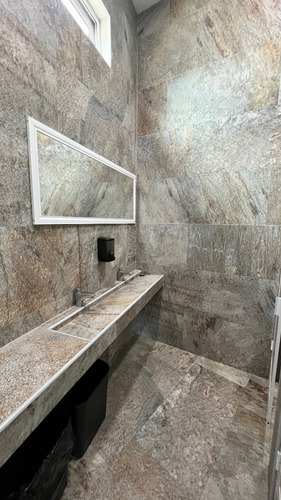Local En Renta A Pie De Boulevard Euquerio Guerrero 81 M2