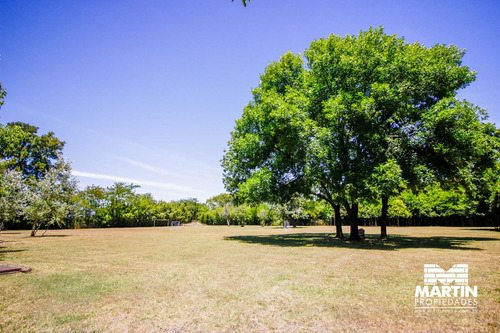 Chacra En Capilla Del Señor. Casa De Campo Y Casa De Huéspedes. Lote 17.745 M2. Pileta Y Bosquecito.