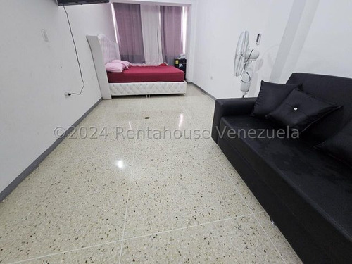 Daniela Linarez Vende Apartamentos Completamente Remodelado Con Amplios Espacios En El Centro Oeste De Barquisimeto Con Acabados Modernos Y Todos Los Servicios Basicos