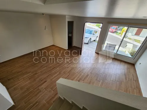 Casa En Renta En Zibata, 4 Recámaras, Privada Con Alberca