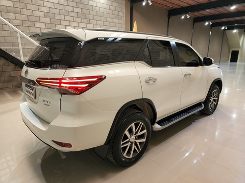 Imagen 10 de 17 de Toyota Sw4 2.8 Srx 177cv 4x4 7as At 2017
