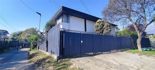 Casa En Venta De 4 Dorm. En Ñuñoa