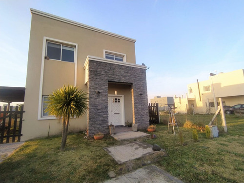 Imagen 3 de 30 de Venta Casa Moderna, Barrio Laguna Azul