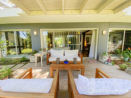 Casa En Playa Mansa- Ref: 1080