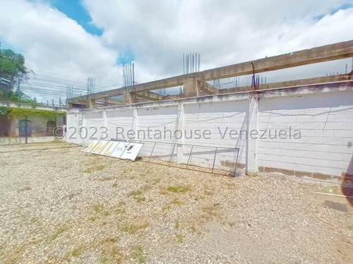 Raiza Suarez Vende Para Uso Residencial O Comercial Amplio Terreno En Pleno Centro De Barquisimeto,- 2 4 1 1 6-, Cuenta Con Todos Los Servicios, Cerco Electrico, Ideal Para Remodelar Y Construir.....
