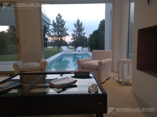 Imagen 10 de 29 de Lindísima Casa Al Golf En San Isidro Labrador