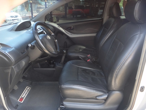 Imagen 10 de 14 de Toyota Yaris Sincronico