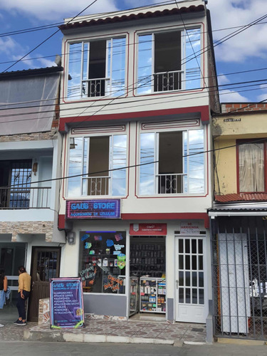 Casa De Tres Pisos Y Un Local Comercial