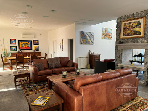 Casa En Venta En Colonia Del Sacramento Sobre Rambla Costanera, Barrio Sheraton