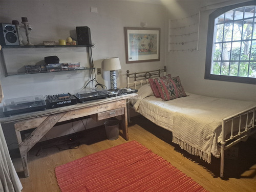 Casa En Venta De 6 Dorm.en Lo Barnechea.calle Cerrada.