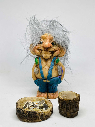 Troll Estidios Niño + Comedero 10 Cm Figura De Resina.