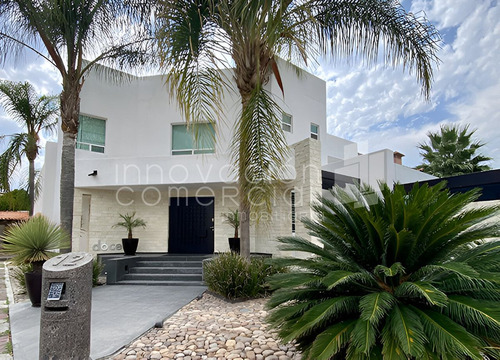 Casa En Venta En Jacarandas Qro, Con 4 Habitaciones