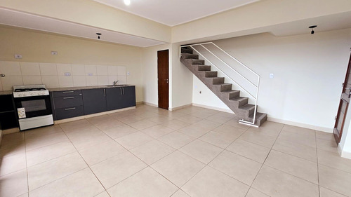Alquiler! Departamento De Categoría Tipo Dúplex De 2 Dormitorios En Lavalle Al 1100, Barrio Sur