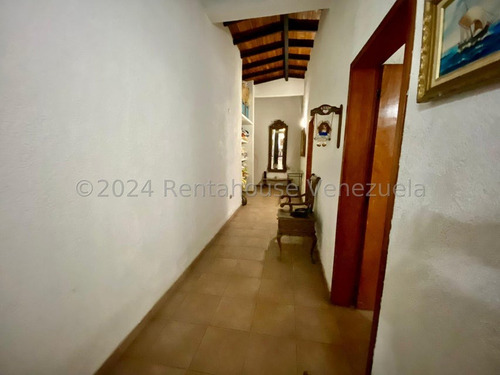 Julio Latouche 24-20805 Hermosa Casa En Alquiler Colinas De Guataparo Valencia, Amplias Áreas Verdes, Tanque De Agua 10.000 Lts.