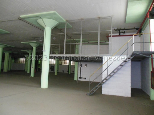 Edificio Industrial Con Mucho Potencial En Venta En La Yaguara Smb 24-10718 Yy