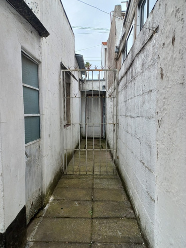 Casa 3 Ambientes Con Garaje Y Parque, A Reciclar Parcialmente, En Barrio Santa Monica