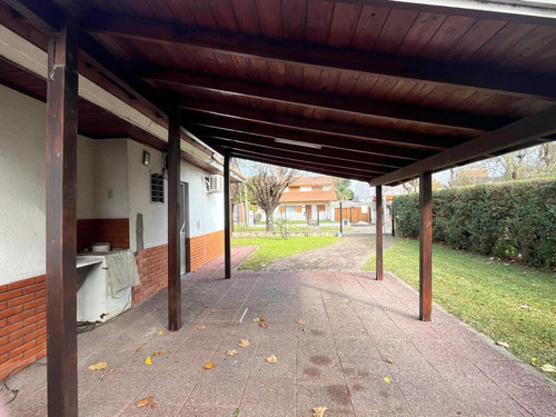 Excelente Chalet De Dos Dorm. Sobre Amplio Lote