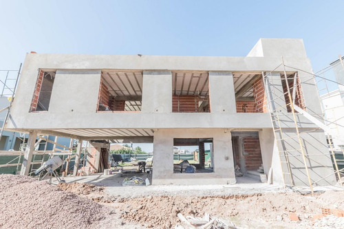 Casa 4 Ambientes A Estrenar En El Rebenque