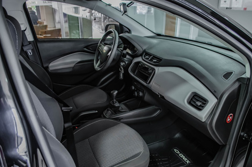 Imagen 11 de 25 de Chevrolet Onix Joy Black Edition 2019
