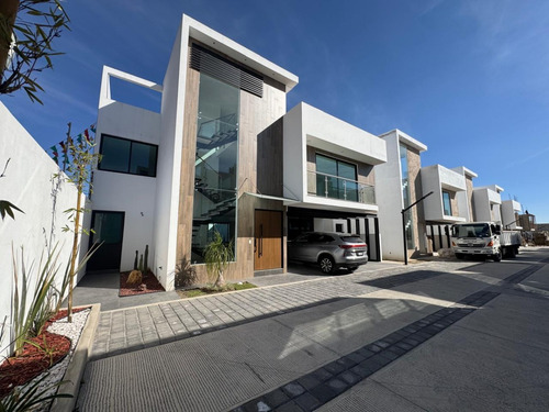 Exclusiva Casa En Venta, Moderna Casa Amplia Con Excelente Ubicación En La Exclusiva Zona Residencial De Metepec