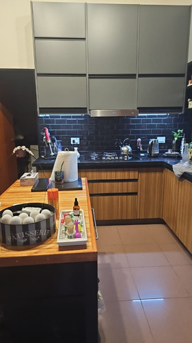 Excelente Chalet De 4 Amplios Ambientes Sobre Lote De 12,99 X 51, Con Garage Cubierto Para 3 Autos, Galeria Con Parrilla, Fondo Y Quincho. Excelente Estado. Nuevo Valor