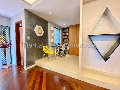 Comodo Apartamento Con Terraza Privada En Venta En Los Naranjos De Las Mercedes 25-24005