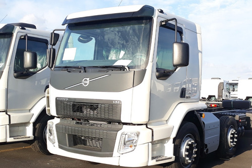 Imagem 2 de 5 de Caminhão Volvo Vm 330 8x2 22/22 - Carroceria De Metal