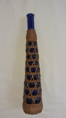 Botella Vidrio Azul Y Rattan, Antiguo.