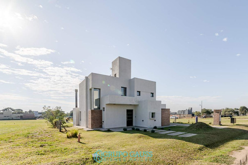 Casa En Venta - Country Valle Del Golf  - Casa Con Piscina Galería Y Asador