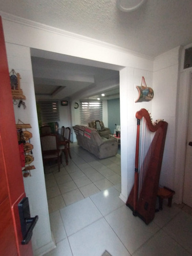 Casa De Dos Pisos De Tres Dormitorios Barrio Residencial