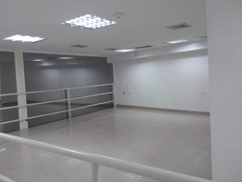 En Alquiler Local Comercial Y Oficinas Planta Baja ,centro Comercial Camino Real Barcelona