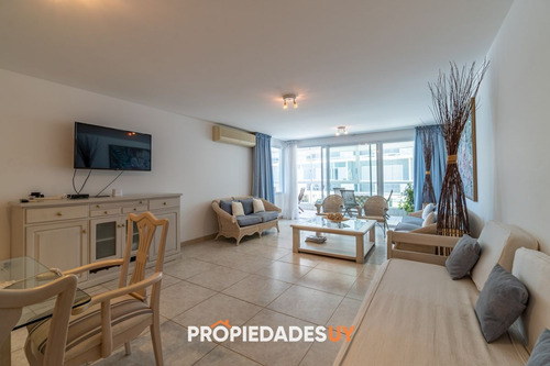 Apartamento De 3 Dormitorios En Playa Brava, Primera Linea