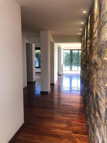 Casa En Venta - 4 Dormitorios 6 Baños - Cocheras - 1.224mts2 - Godoy Cruz