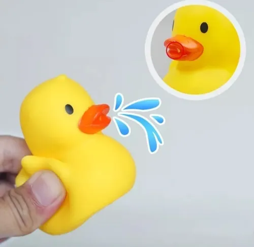Juguetes que flotan en el agua sale
