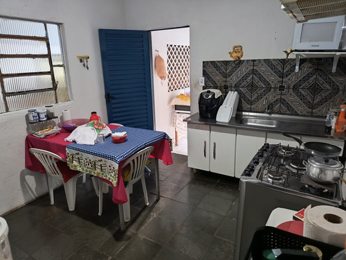 Casa Com Piscina E Barracão No Fundo