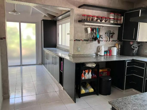 Casa En Venta Barrio Haras Maria Elena 4 Ambientes Fondo Libre Piscina