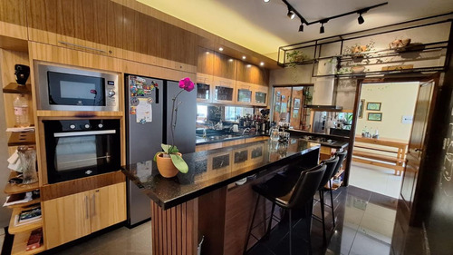 Vendo Casa Amoblada Con Piscina En El Centro De Encarnación: 4 Habitaciones Y 4 Baños