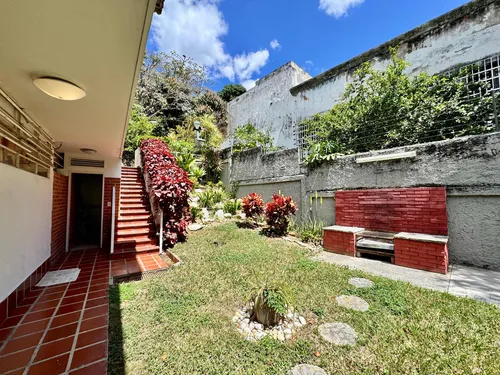 Casa En Prados Del Este (5h/5b/5pe)