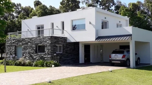 Casa En Venta - 4 Dormitorios 4 Baños - Coronel Brandsen