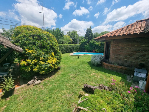 Casa En Venta 4 Amb Con Jardín Y Pileta. Padua