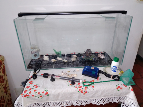 Acuario De 70x35x20 Aprox. Con Accesorios Incluidos Cristal (Usado)