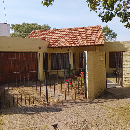 Casa De 4 Dormitorios Patio Y Cochera. Apta Crédito