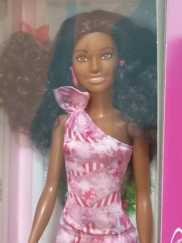 Imagem 2 de 6 de Barbie 2021 Holiday Playline Negra Cabelo Afro Exclusiva