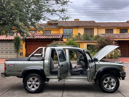 Toyota Hilux 2.4l 117 hp 4x4