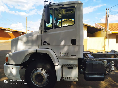 Imagem 3 de 7 de Mercedes-benz-1319- 2014- 4x2 - Branco- No Chassi