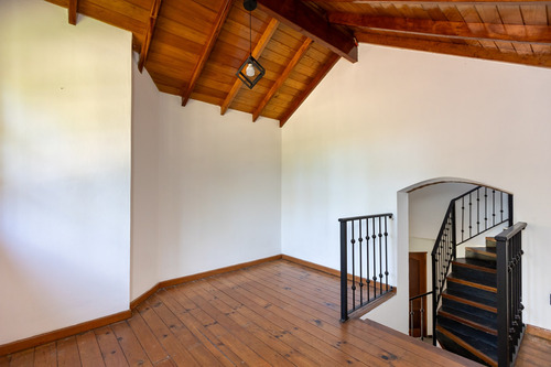 Casa De 5 Ambientes Con Quincho Y Pileta - Impecable - Bella Vista