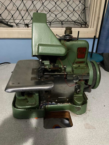 Imagem 4 de 5 de Vende Máquina Costura Reta E Over $1.500 Para Retirar