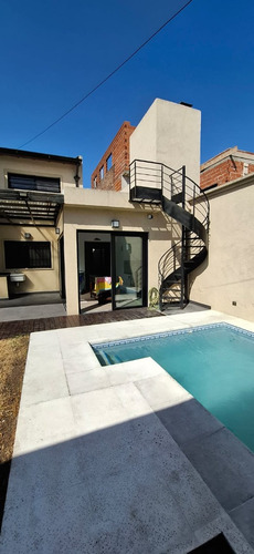 Casa 3 Amb. En Alquiler Con Cochera, Pileta. Ramos Mejía